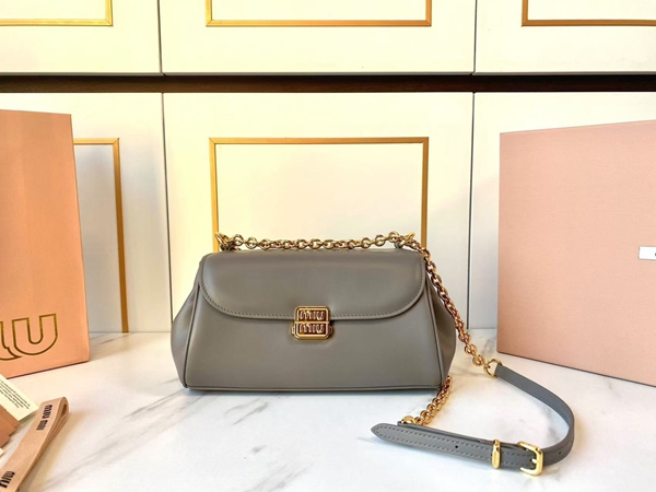 スーパーコピーブランドバッグ正面デザイン